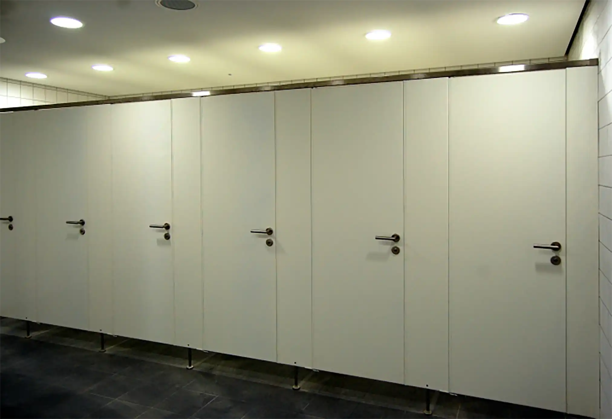 Raumhohe weiße WC-Kabinen von TW-Tec am Flughafen Hamburg