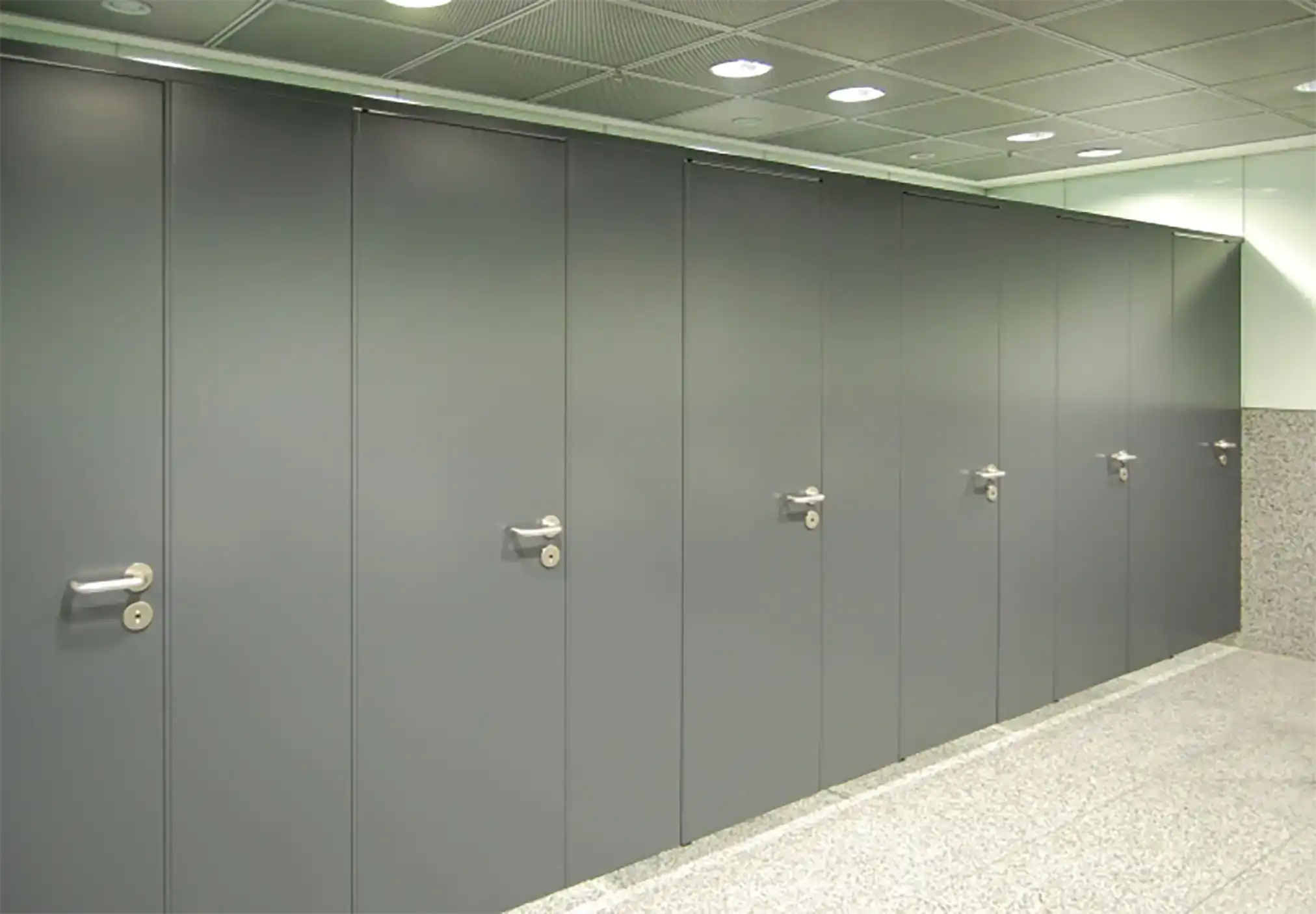 Graue WC-Kabinen aus Stahlblech von TW-Tec am Flughafen Frankfurt
