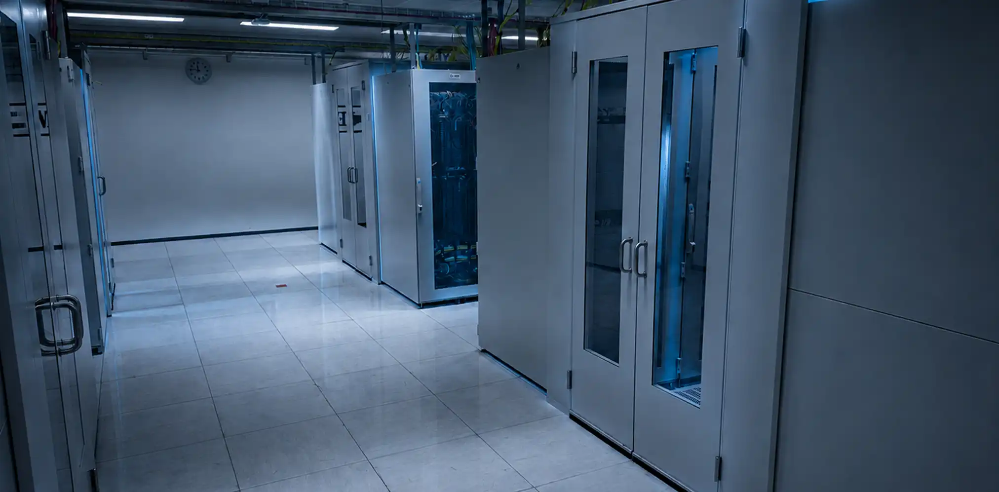 Kaltgangeinhausung mit Glastüren im Rechenzentrum von TW-Tec
